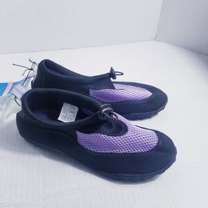 NWT WEST LOOP BLACK AND PURPLE GIRL'S WATER SHOES SIZE MEDIUM 2/3